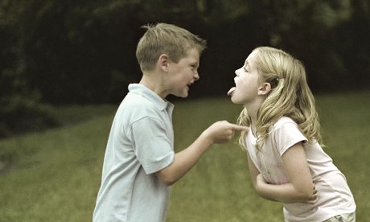 Мальчик и девочка ссорятся
