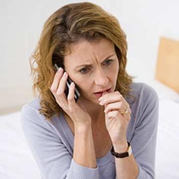 worried-woman-on-the-phone